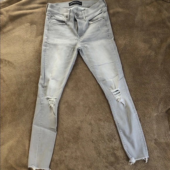 ❗️SOLD❗️Women’s distressed Express Jeans - Picture 1 of 6